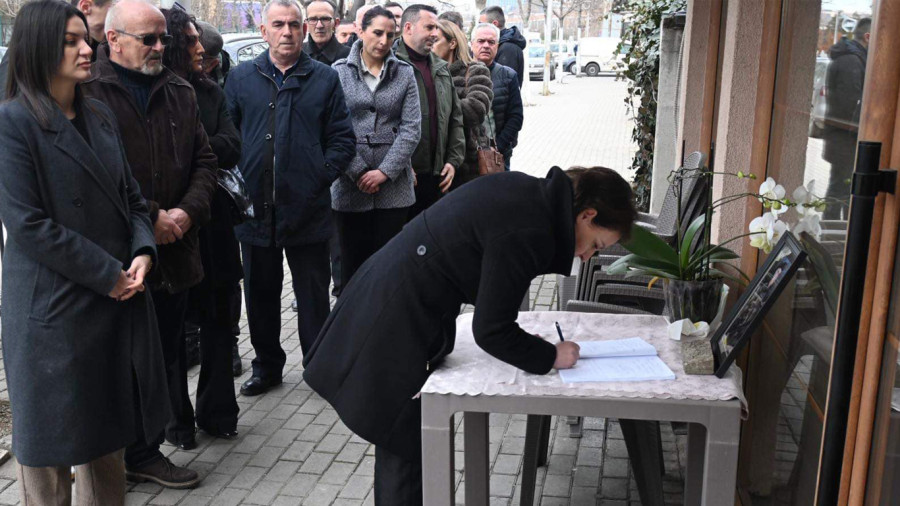 Bashkëkryetarja Donika Gërvalla vizit ngushëllimi në familjen Asllani