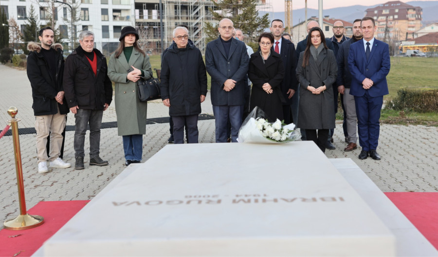 Homazhe te varri i ish presidentit Dr. Ibrahim Rugova